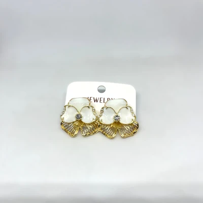 Boucles d'oreilles clous fleurs blanches et dorées avec strass