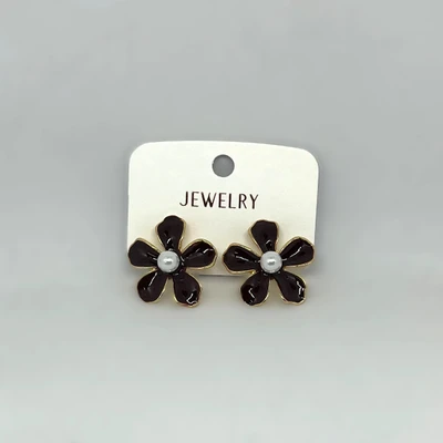 Boucles d'oreilles clous fleurs noires et dorées avec perle