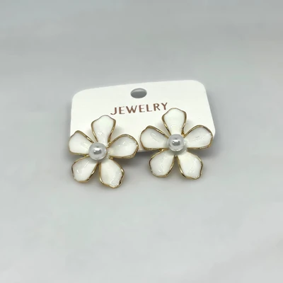 Boucles d'oreilles clous fleurs blanches et dorées avec perle